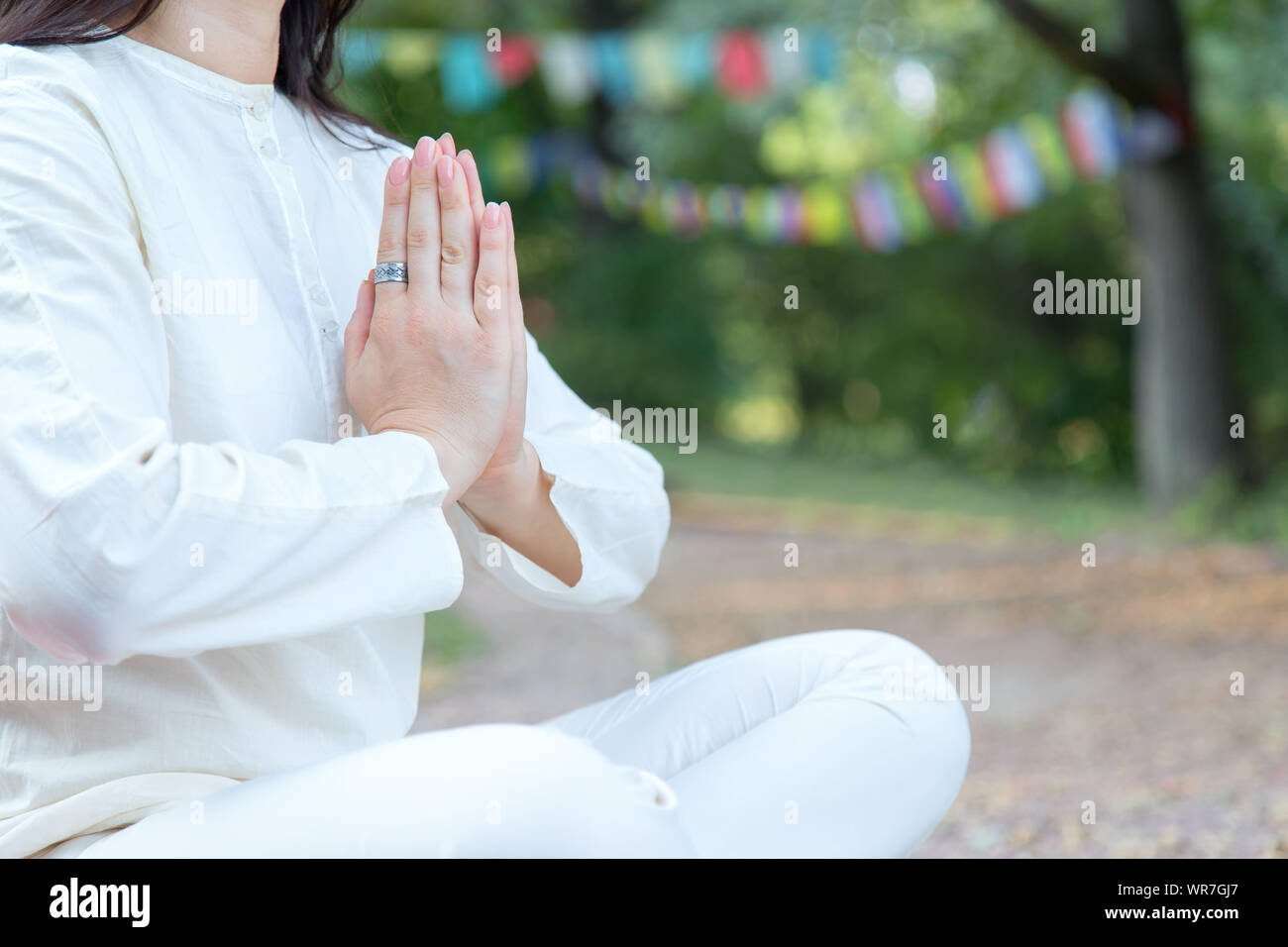 Nahaufnahme von Frau Hände in Namaste. Meditation auf dem Hintergrund der Tempel und der Natur. Yoga Klassen in einem Retreat Center. Stockfoto