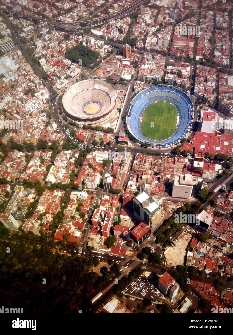 Luftbild des Stadions inmitten der Stadt Stockfoto