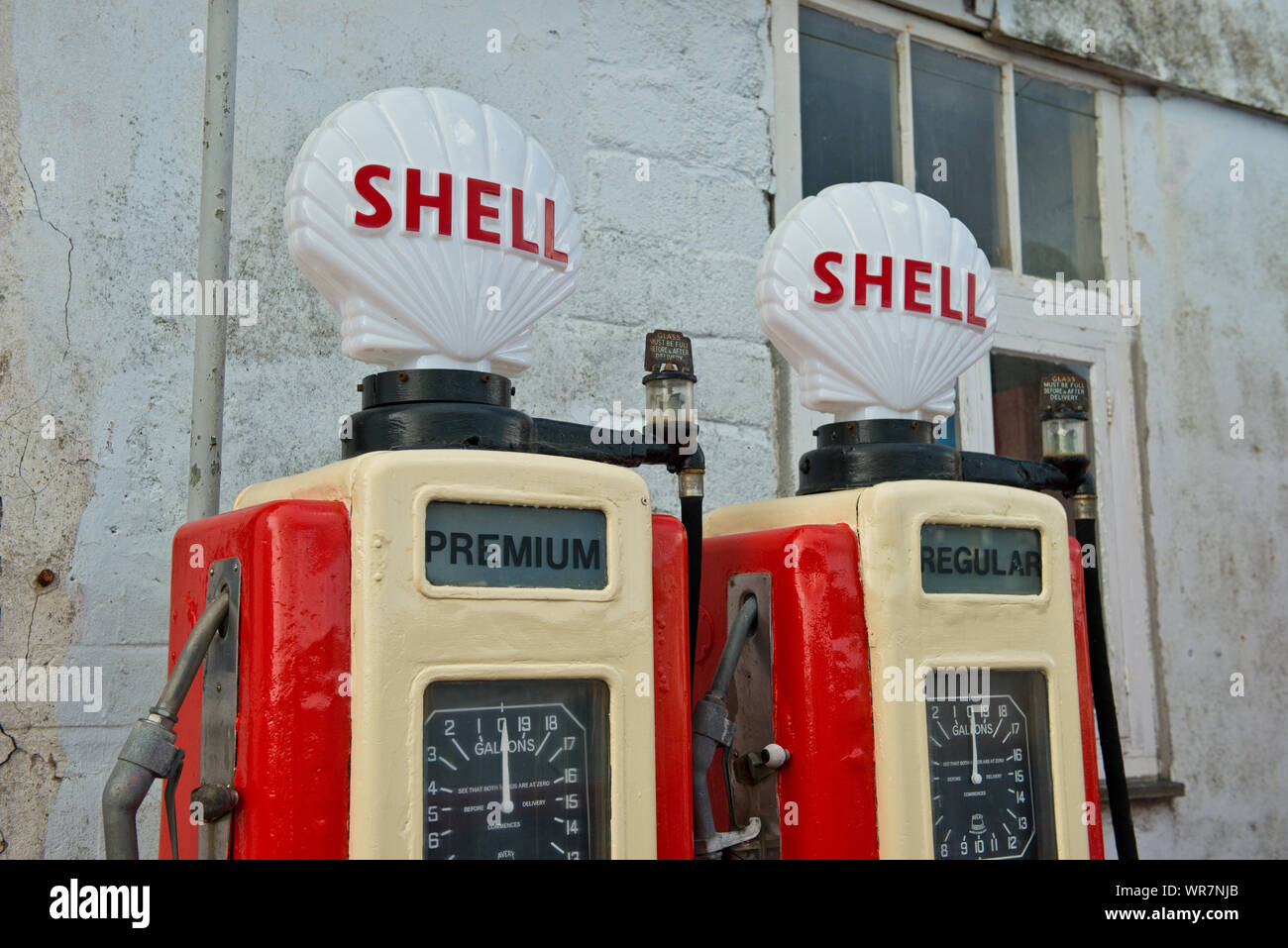 Vintage Shell Tankstelle Benzin pumpen. St. Mawes, Cornwall, England, Großbritannien Stockfoto