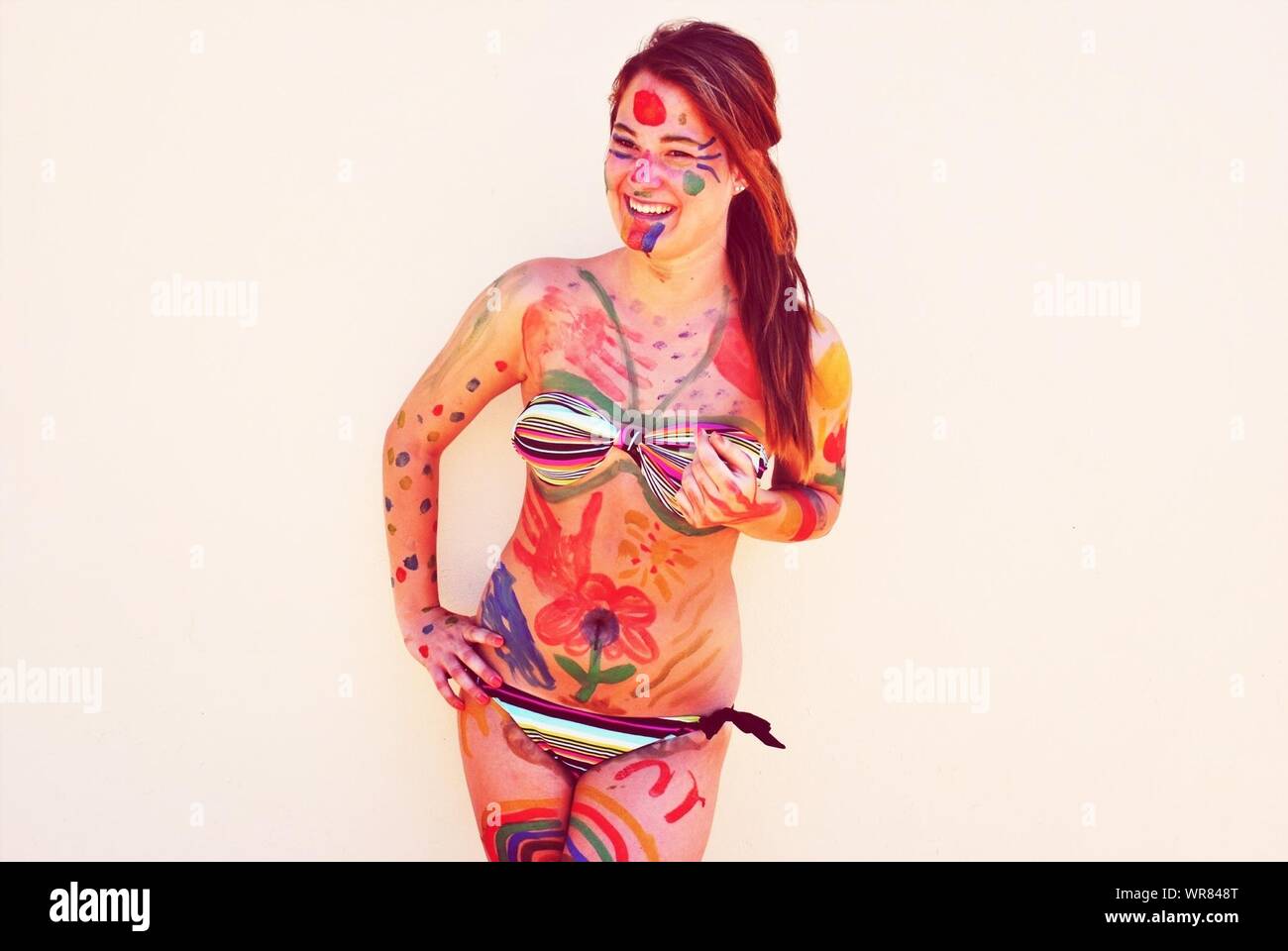 Studio Schoß der Frau mit Body Paint Stockfoto