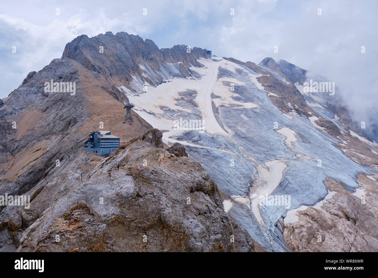 Marmolada Gletscher und Rifugio Serauta vom Klettersteig Route bezeichnet Eterna (Brigata di Cadore), im Sommer. Stockfoto
