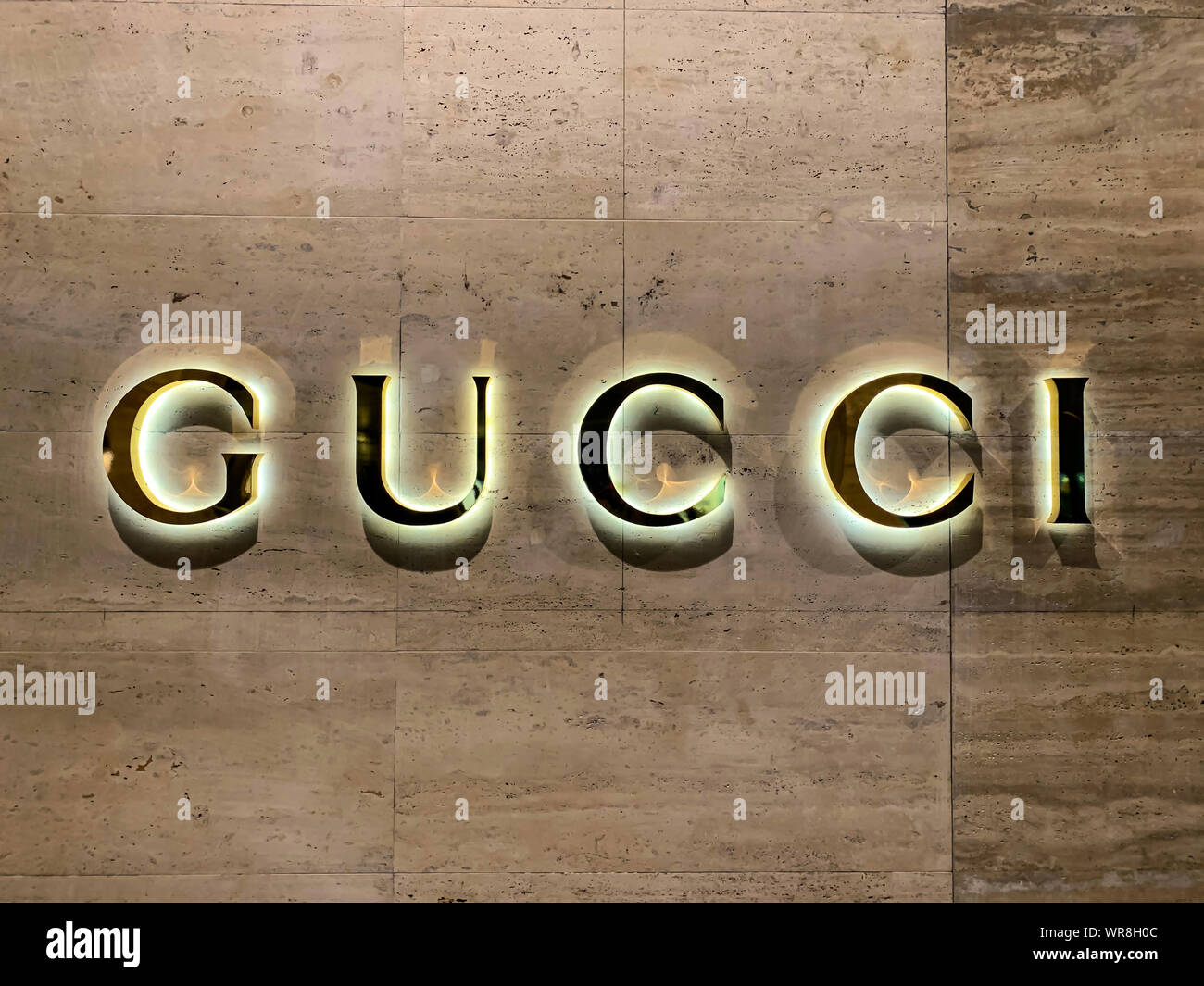 Gucci beleuchtet an der Wand in der Schweiz Stockfotografie - Alamy