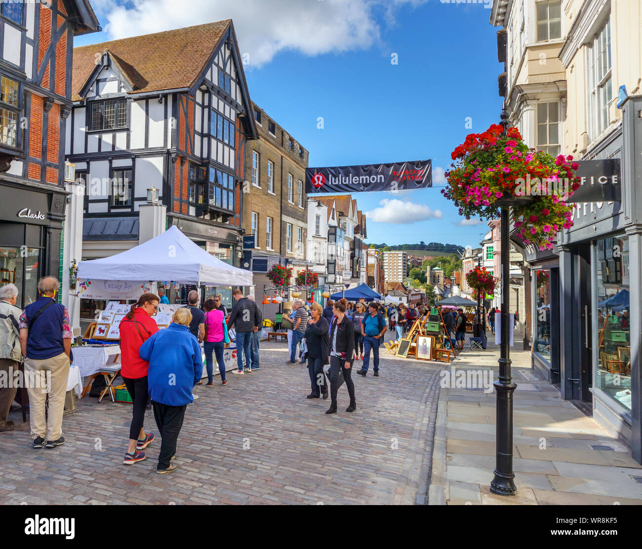 Abschaltdruck High Street hinunter, während der populären Guildford Antike & Brocante Street Market, Guildford, Surrey, Südosten, England, Grossbritannien Stockfoto