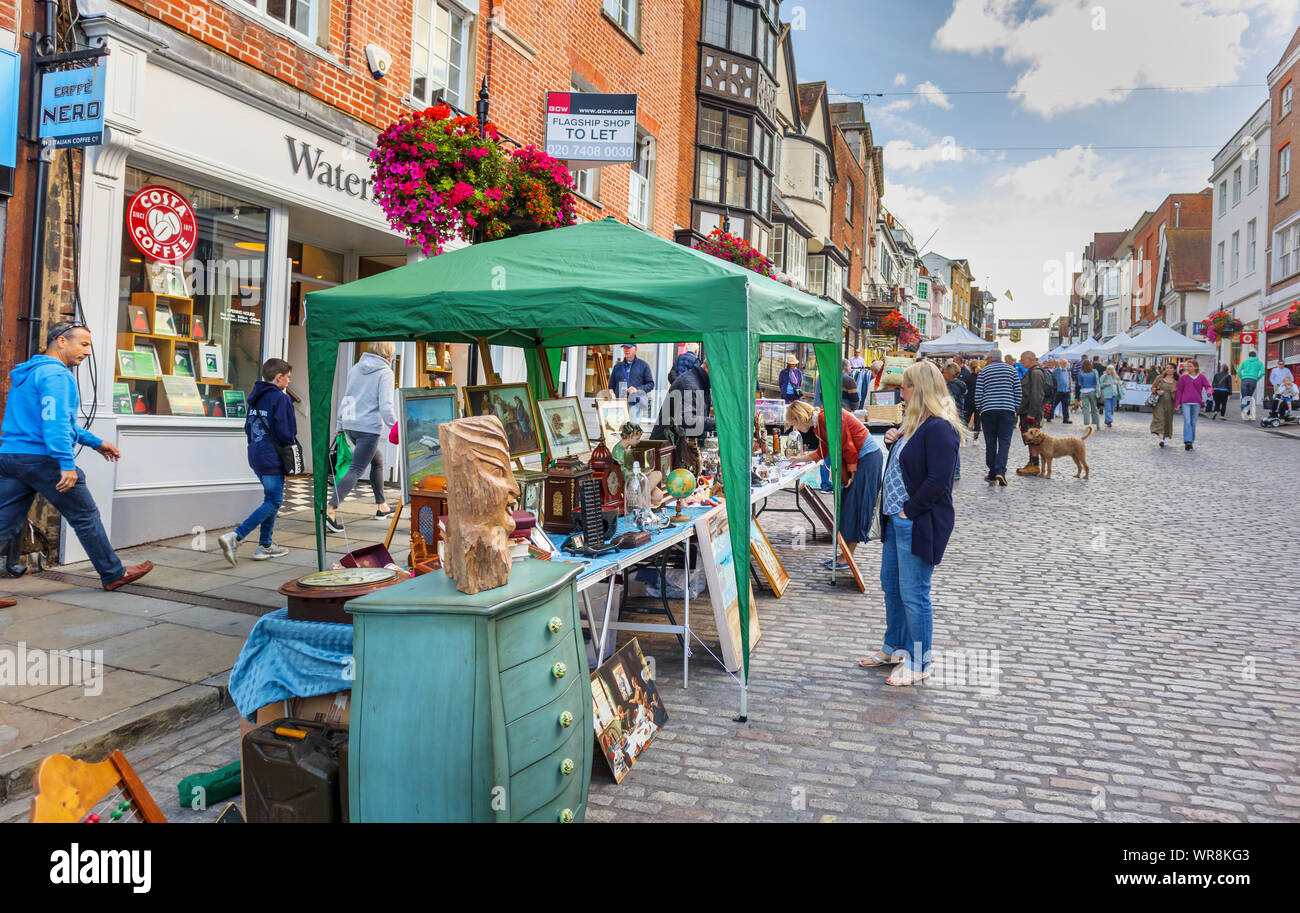 Bei Guildford Antike & Brocante Street Market, Blick entlang der High Street, Guildford, Surrey, Südosten, England, Grossbritannien Abschaltdruck Stockfoto