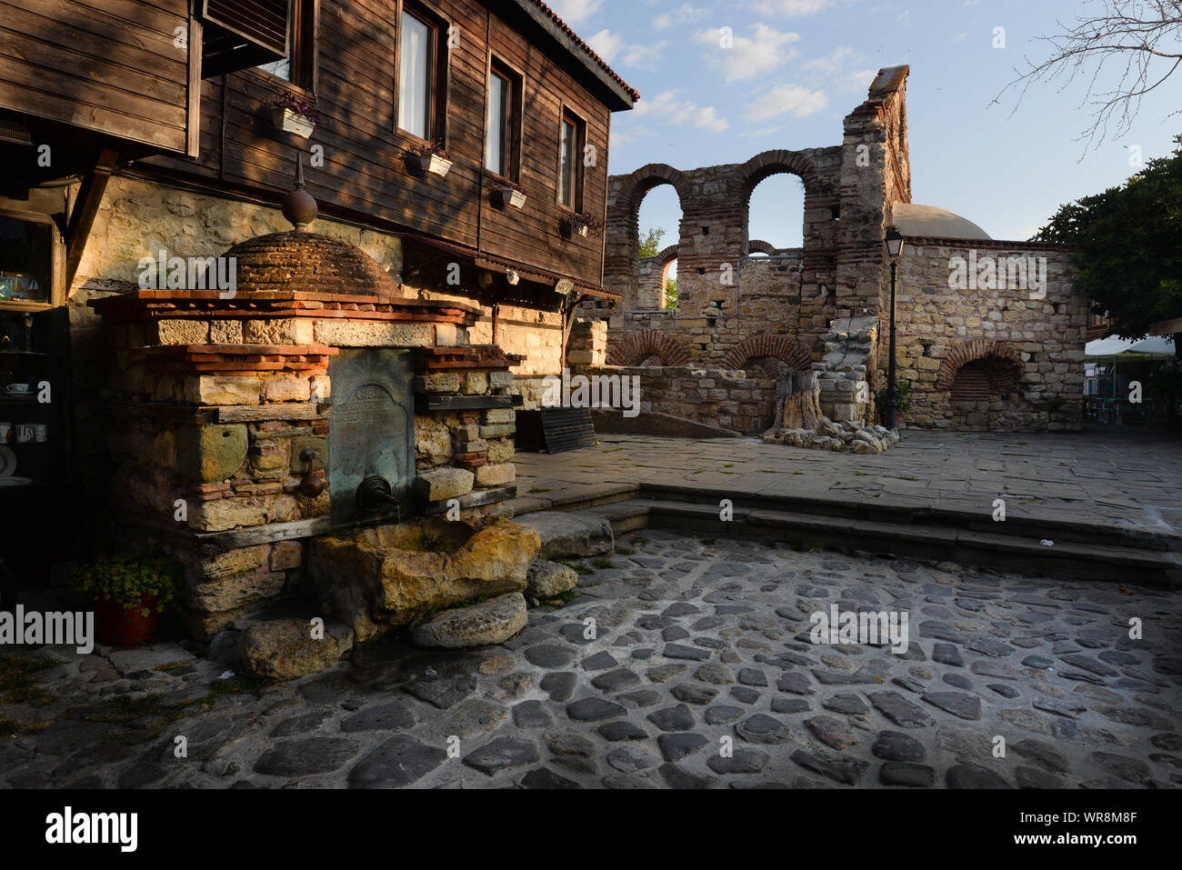 Alte Wasserfontäne in der Nähe der ruinierten Kirche St. Sofia in der Altstadt von Nesebar an der Schwarzmeerküste Bulgariens Stockfoto