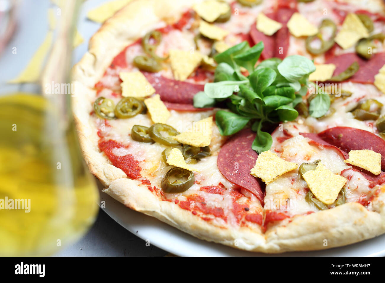 Vegetarische Pizza mit Soja Salami. Eine gesunde fleischlose Ernährung. Stockfoto