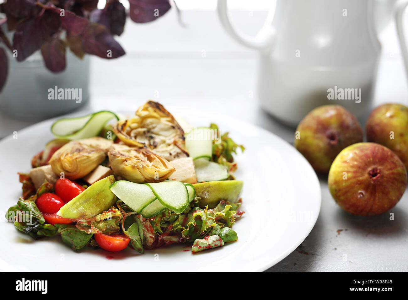 Exquisite Salat mit Feigen, Artischocken, Gurken, Tomaten, Feta auf ...