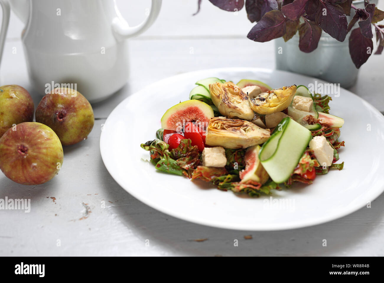 Diätetische Salat mit Feigen, Artischocken, Gurken, Tomaten, Feta auf ...