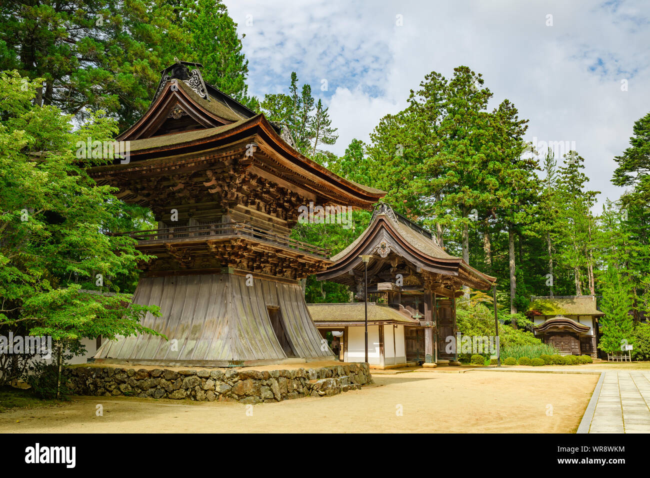Wakayama, Japan - 24 Juli 2019: Alte hölzerne Glockenturm Struktur und Eingang der Kongobuji Tempel. Stockfoto