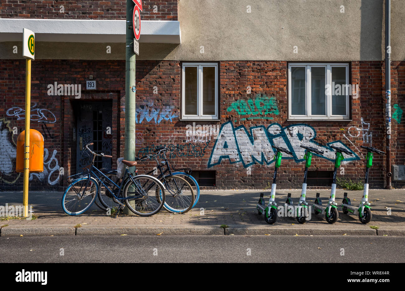 Kalk e-Scooter an einer Bushaltestelle im Bereich Berlin Neukölln geparkt, Deutschland Stockfoto