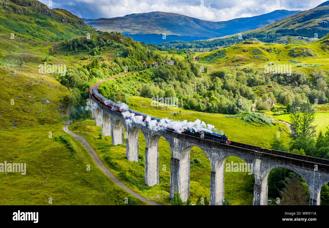 Bild zeigt den Jacobite Express (der Zug berühmt gemacht wie die Hogwarts Express in den Harry Potter Filmen) durchquert den Glenfinnan Viadukt im Scottis Stockfoto
