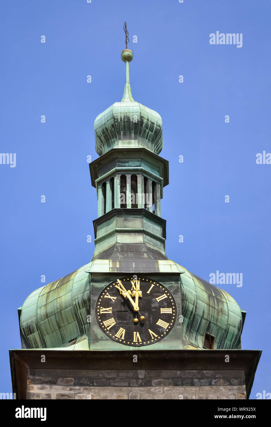 Detail einer alten Kirche und eine große Uhr auf seiner Dachterrasse in Prag Stockfoto