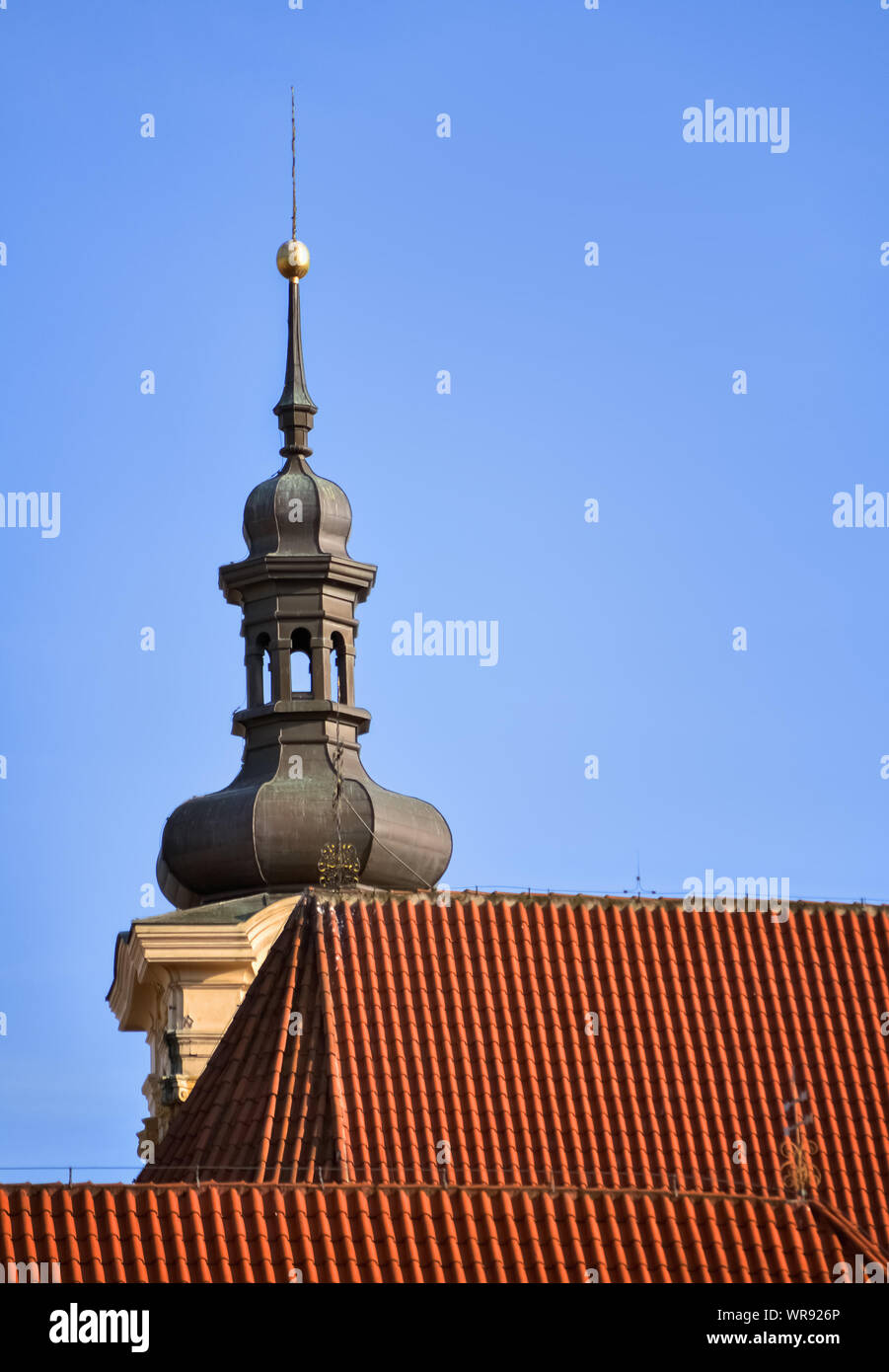 Kuppel einer alten Kirche im gotischen Stil in Prag gebaut Stockfoto