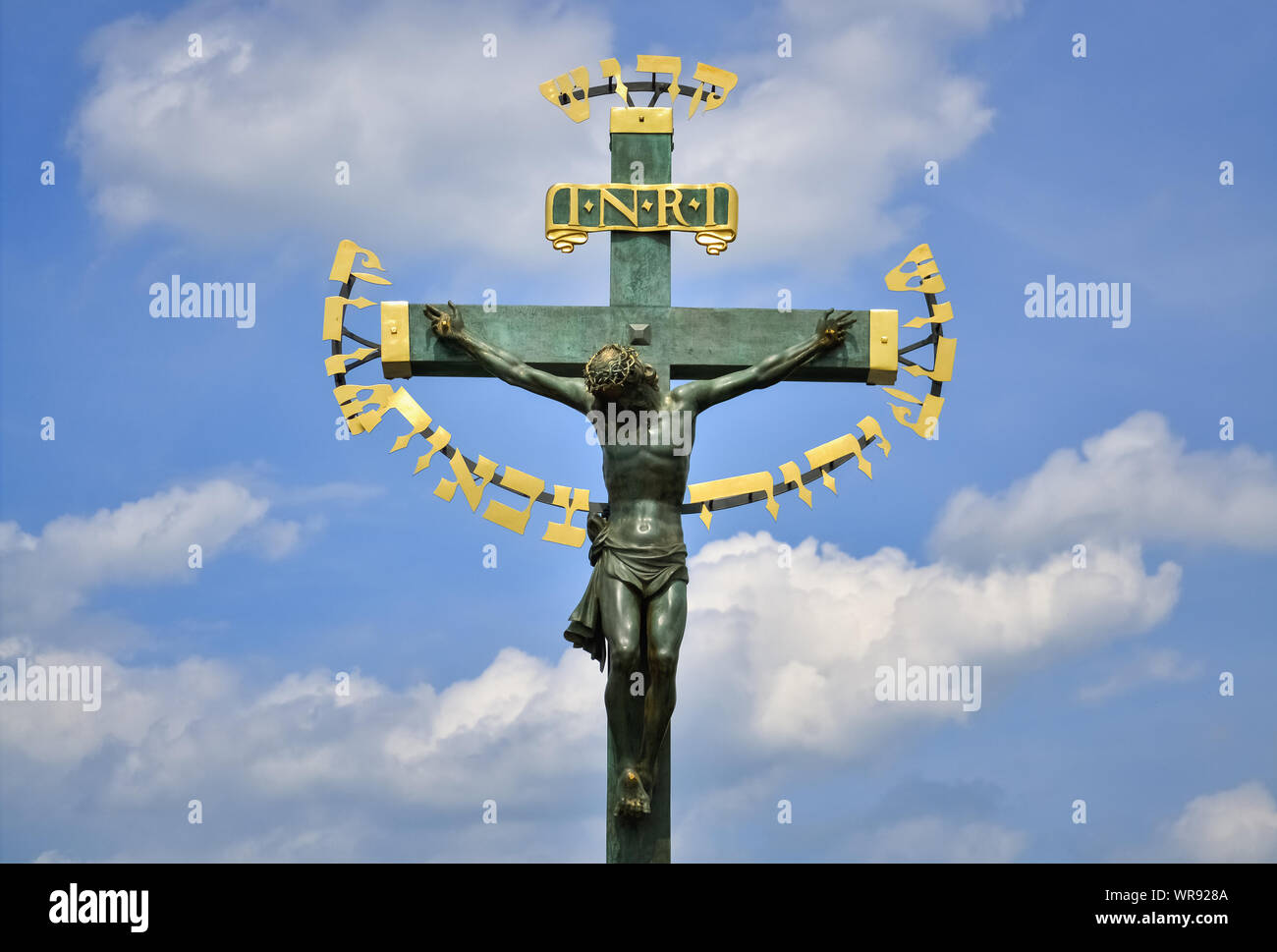 Schöne Statue von Jesus auf der Karlsbrücke in Prag Stockfoto