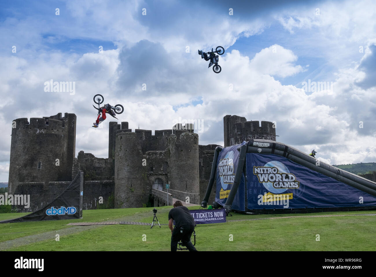 Caerphilly, Wales, UK. 10. September 2019. Drei Motor Cross Freestyle (FMX) führen Sie die Sterne noch nie "synchronisiert Double Backflip Zug" vor ebenso spektakuläre Caerphilly Castle gesehen. Stunt performer Jackson Strong, Josh Sheehan und Luc Ackerman, gehören zu den erfolgreichsten FMX-Stars der Welt. Die Anzeige fördert die bevorstehenden 2020 Nitro Welt Spiele im Fürstentum Stadium in Cardiff inszeniert werden. Credit: Herr Standfast/Alamy leben Nachrichten Stockfoto