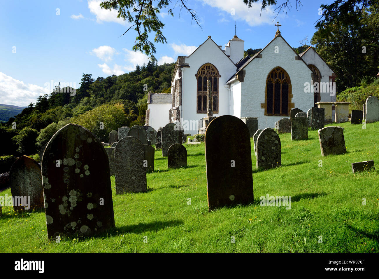 Kirche im Dorf Selworthy am Rande des Exmoor National Park, in einer atemberaubenden, natürlichen Schönheit. Stockfoto