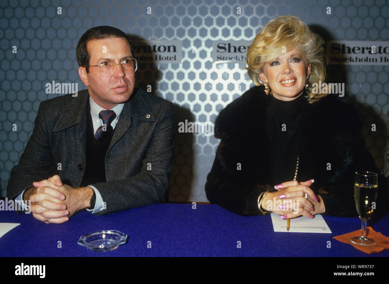 Connie Stevens der amerikanischen Sängerin und Schauspielerin mit Frank Sinatra J: r in Stockholm. Stockfoto