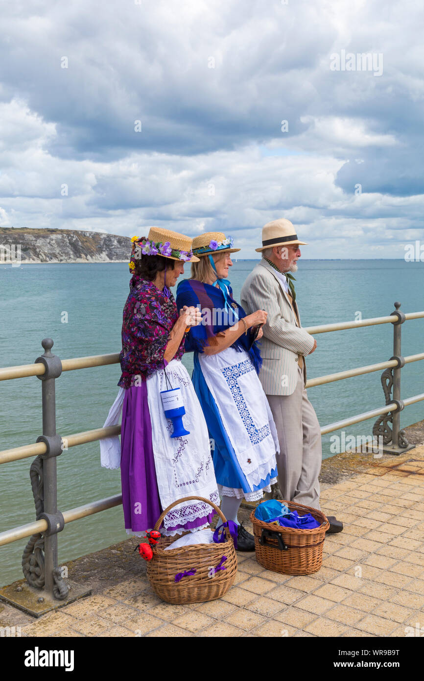 Clog Tänzer, Mitglieder der Beetlecrushers, stehend auf Pier in Swanage Swanage Folk Festival, Swanage, Dorset UK an einem warmen sonnigen Tag im September Stockfoto