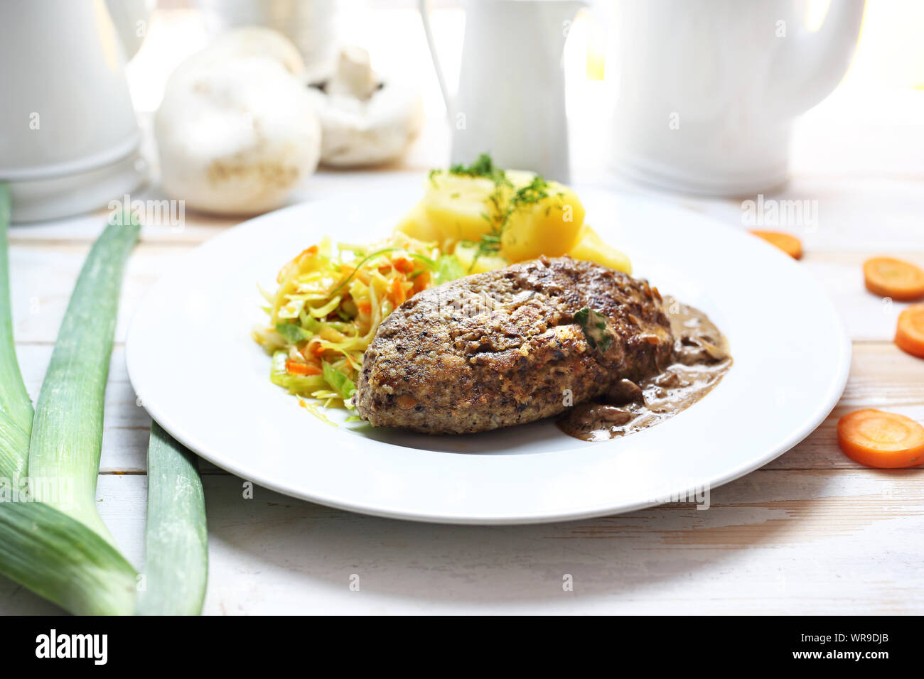 Schnitzel mit Kartoffeln und Weißkohl Salat. Abendessen serviert. Stockfoto