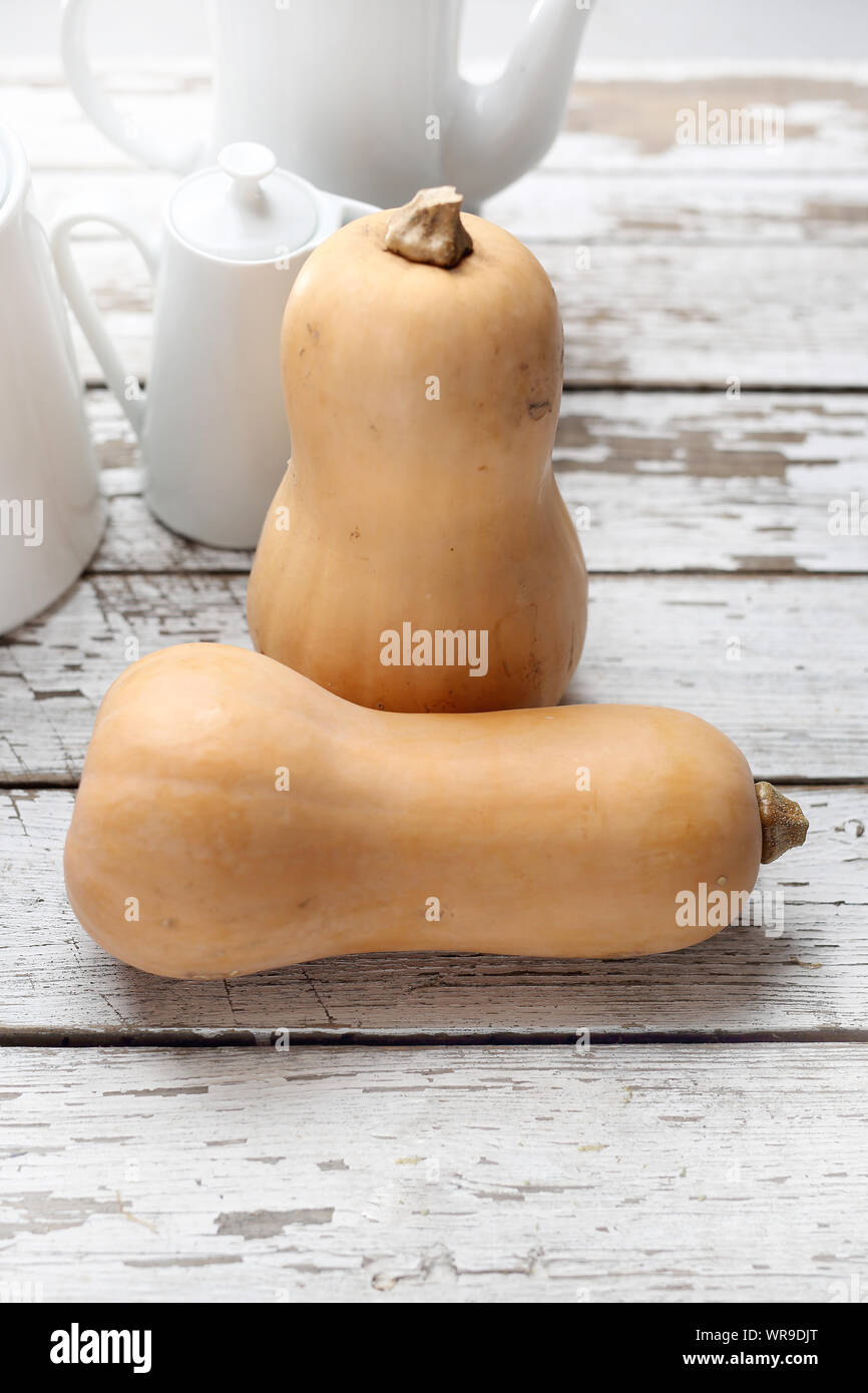 Butternut Squash, frisches Gemüse auf einer hölzernen countertop Stockfoto