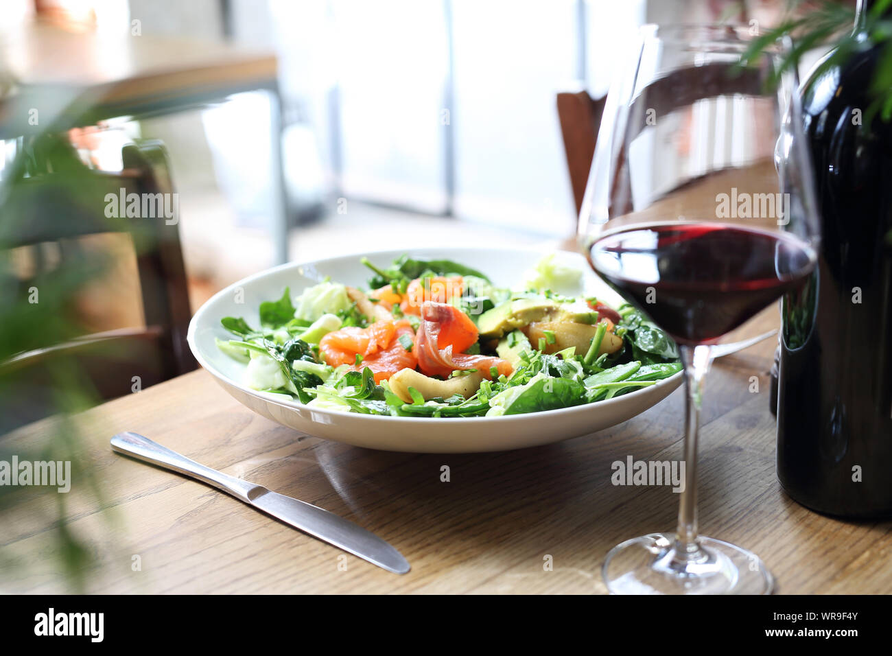 Leichten Salat aus Spinat und Rucola Blätter mit Lachs, Avocado und Birne. Stockfoto