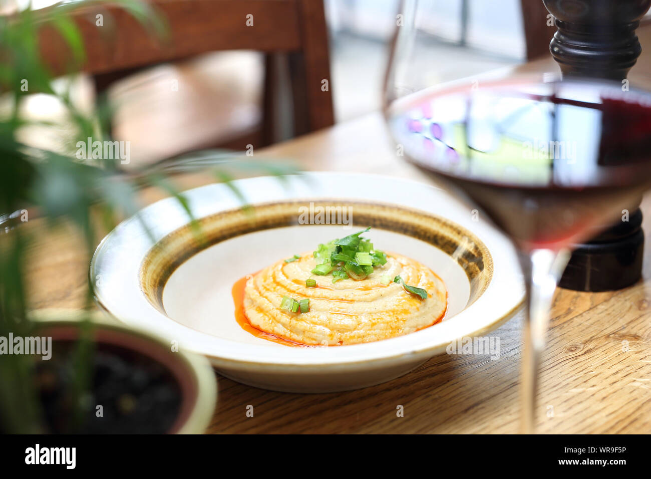 Jüdische Küche - kichererbse einfügen und gerösteten Zwiebel. Stockfoto