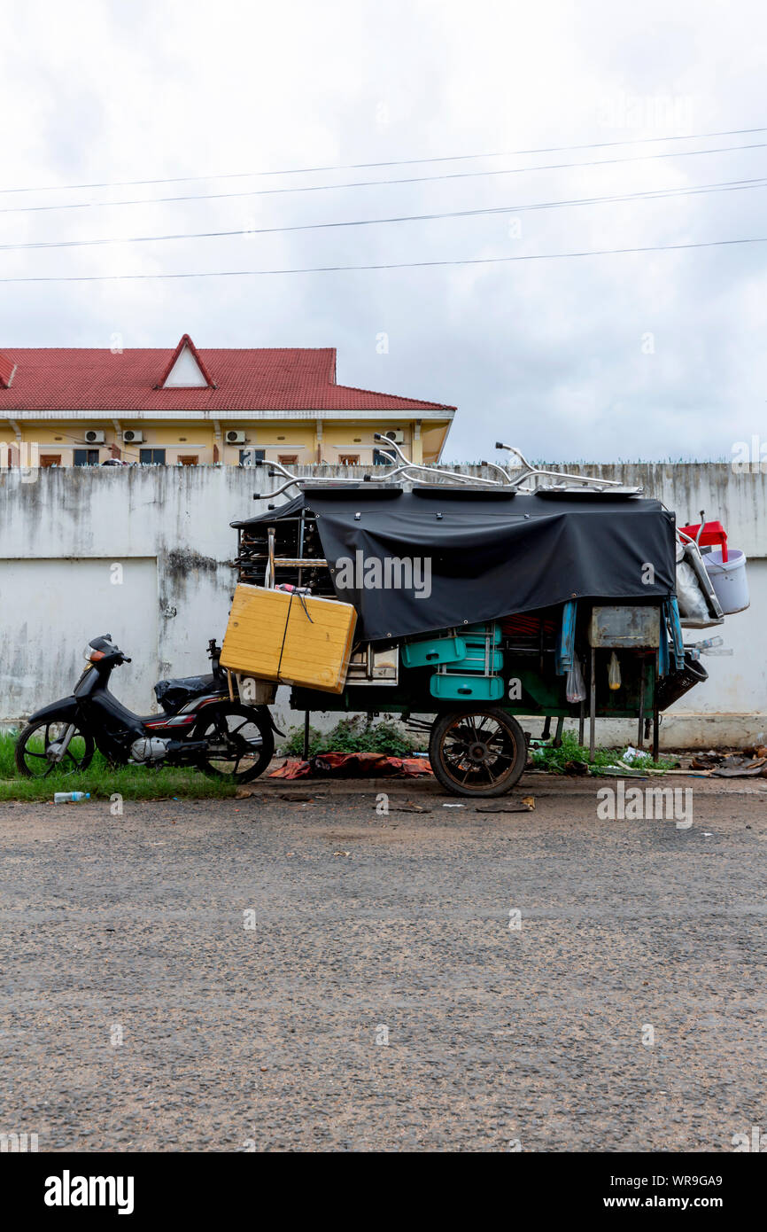 Ein Anhänger sowohl als Portable Küche Street Food & Gehäuse für die Eigentümer der Unternehmen zu machen, das ist auf einer Straße in Kampong Kambodscha geparkt. Stockfoto