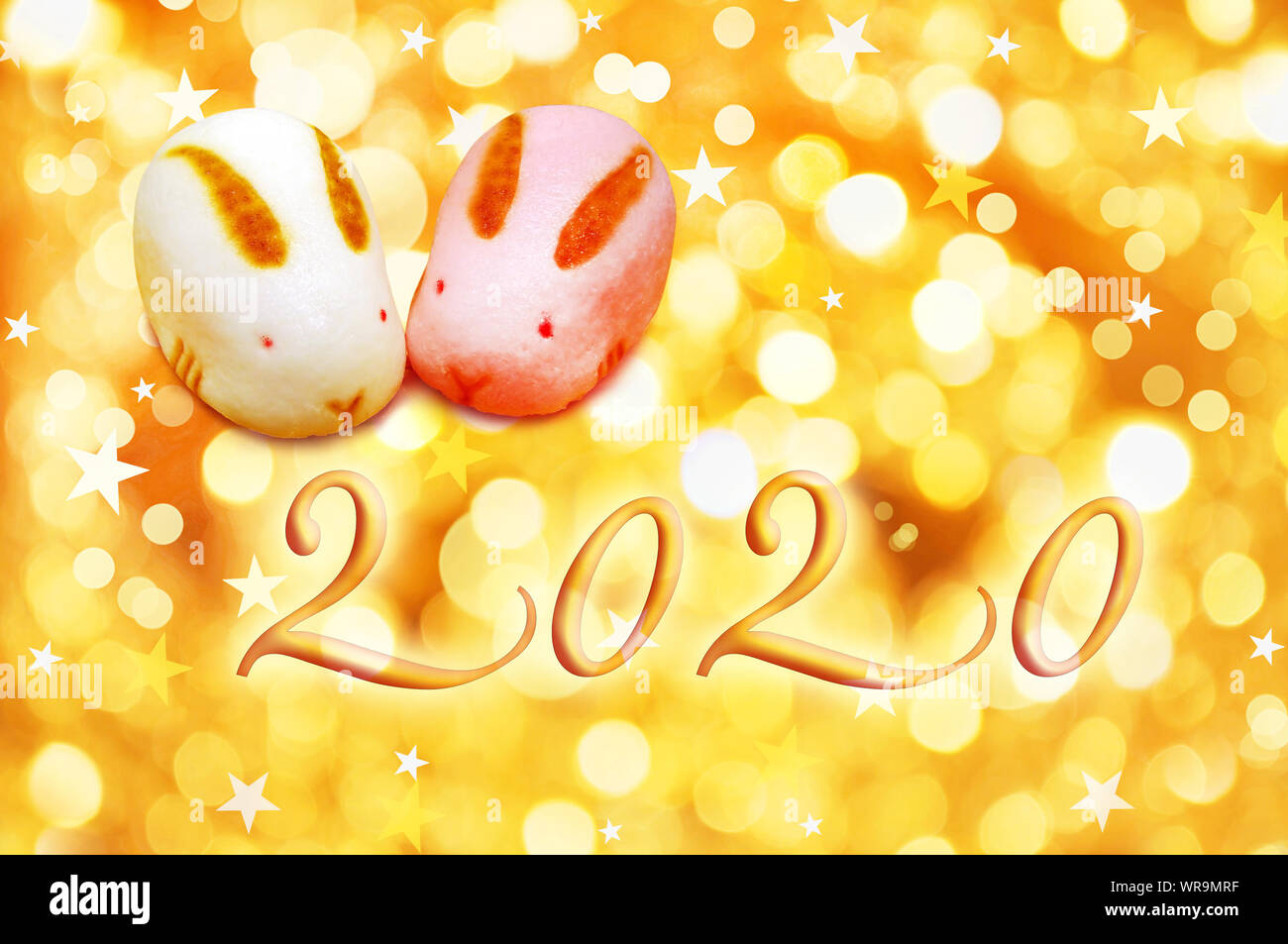 2020, Jahr der Ratte, japanisch Grußkarte mit Gebäck und goldenen Hintergrund Stockfoto