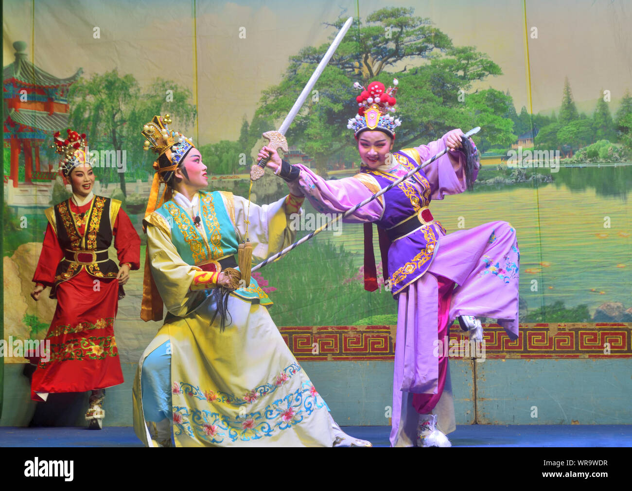 Weibliche Krieger in Kampfpraktiken, Szene der traditionellen chinesischen Oper, Hongkong Stockfoto
