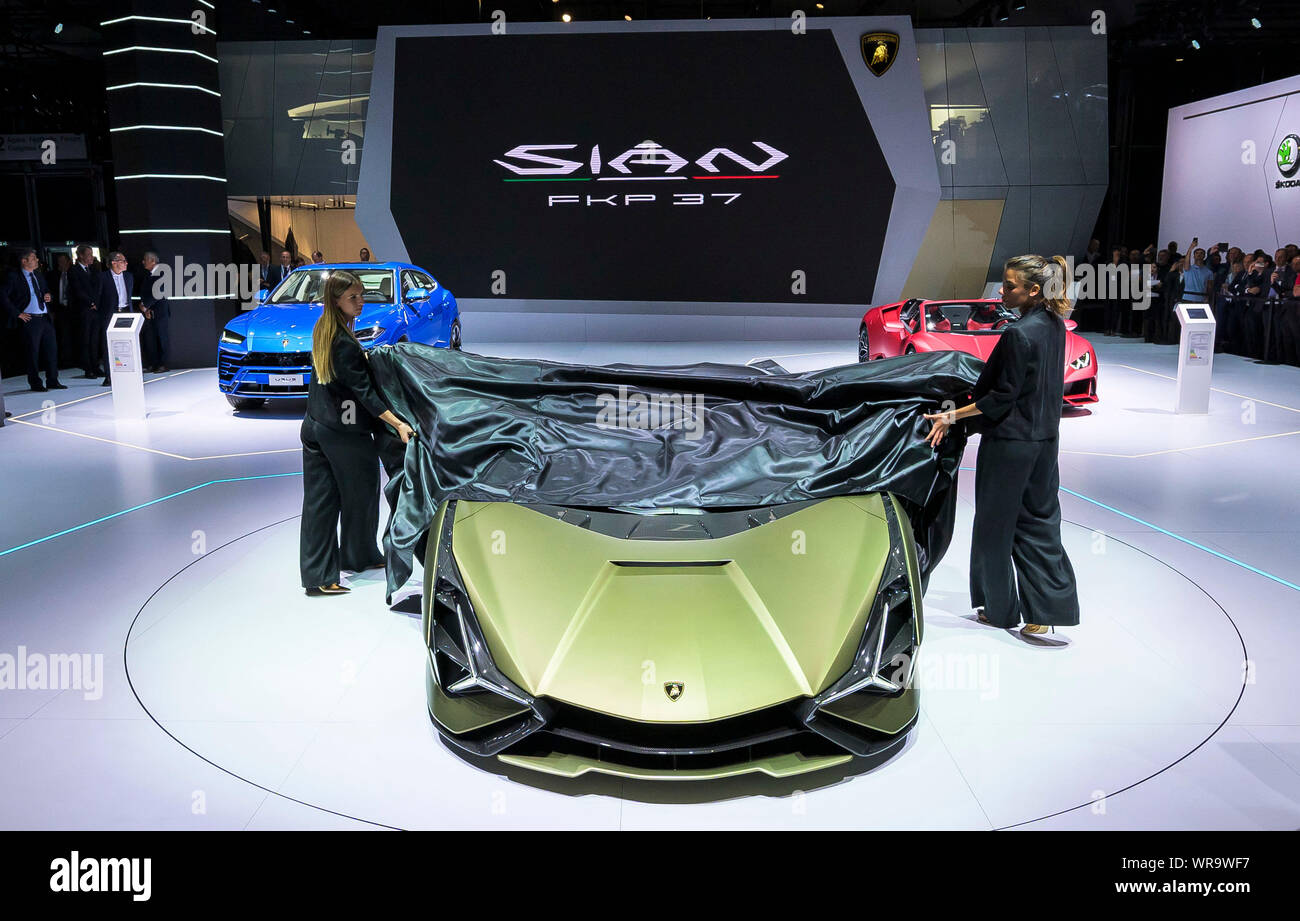 10. September 2019, Hessen, Frankfurt/Main: Der neue Lamborghini Sián FKP 37 sollen auf einer Pressekonferenz in der Lamborghini stand auf der IAA vorgestellt werden. Lamborghini erste Hybrid Sportwagen mit 819 PS wird erwartet, eine Höchstgeschwindigkeit von über 350 km/h zu erreichen. Foto: Silas Stein/dpa Stockfoto