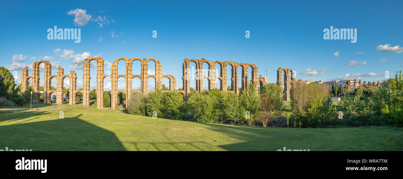 Panoramablick auf die berühmte Aquädukt Los Milagros, in Mérida, die Hauptstadt des alten Lusitania in römischen Zeiten entfernt Stockfoto