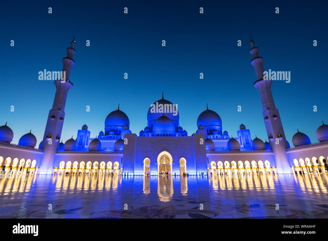 Sheikh Zayed Moschee in Abu Dhabi in der Nähe von Dubai bei Nacht beleuchtet, Vereinigte Arabische Emirate Stockfoto