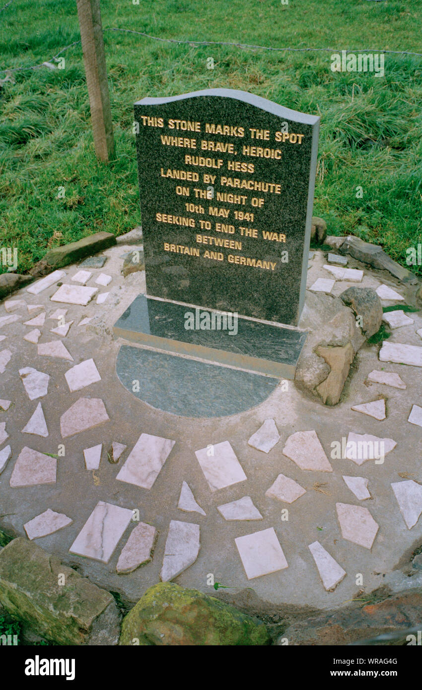 Ein Denkmal markiert den (in der Nähe) Crash Landing Spot von Rudolf Hess, wenn er nach Schottland flog Broker ein Friedensabkommen im Mai 1941, auf den Etagen Bauernhof, im Eaglesham, Schottland, 1993. Stockfoto