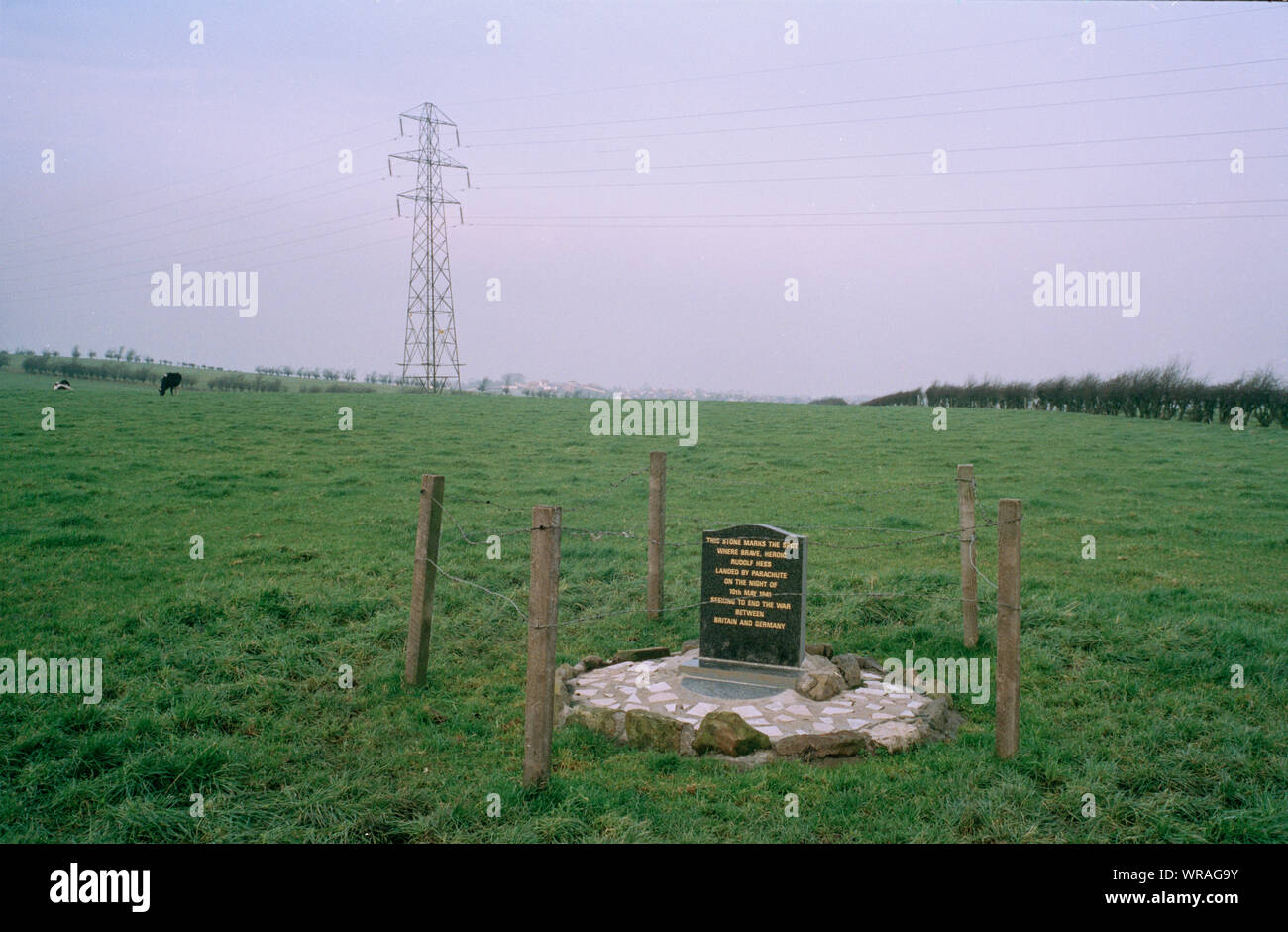 Ein Denkmal markiert den (in der Nähe) Crash Landing Spot von Rudolf Hess, wenn er nach Schottland flog Broker ein Friedensabkommen im Mai 1941, auf den Etagen Bauernhof, im Eaglesham, Schottland, 1993. Stockfoto