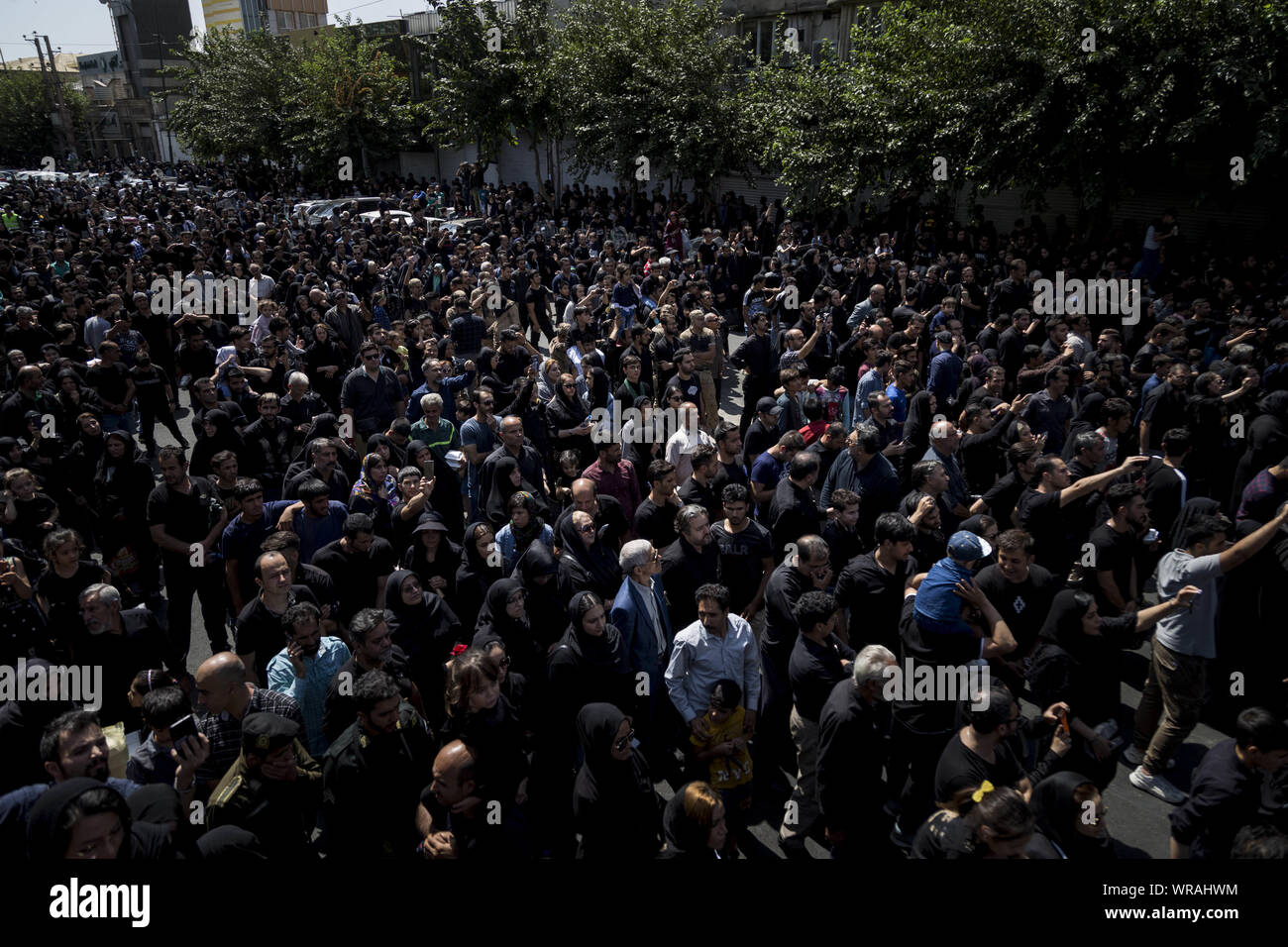 Teheran, Teheran, Iran. 10 Sep, 2019. Leute sorgen wie die Iraner an der Ashura Zeremonien in Teheran, Iran. Die ashura Tag gedenkt dem Tod Jubiläum des dritten Schiitischen Imam Hussein, der war der Enkel von muslimischen Propheten Muhammed. Ashura ist der Höhepunkt der zehn Tage der Trauer, wenn schiitische Muslime trauern um den Tod von Imam Hussein, deren Heiligtum ist in Kerbala im Süden des Irak. Credit: rouzbeh Fouladi/ZUMA Draht/Alamy leben Nachrichten Stockfoto