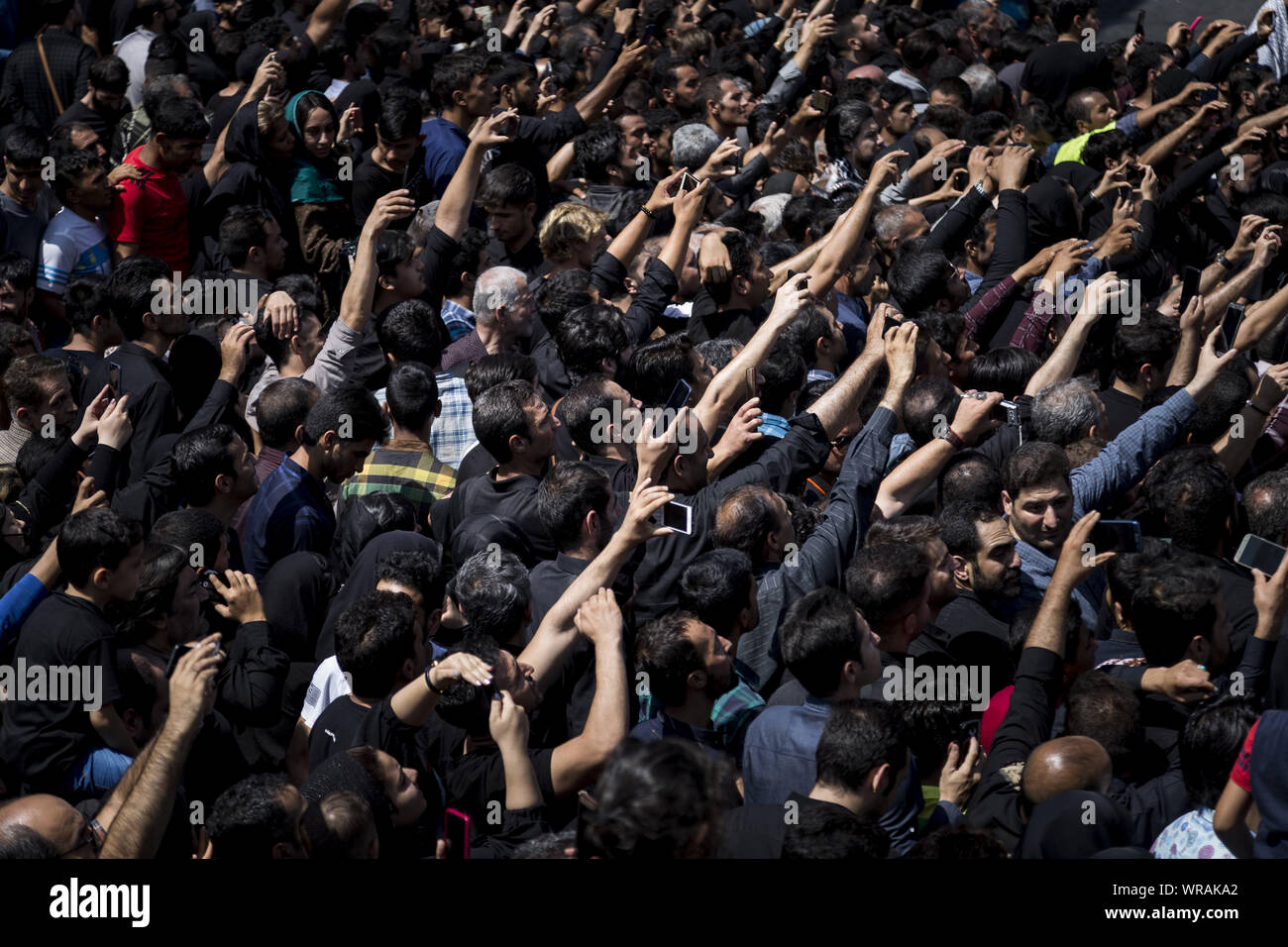 Teheran, Teheran, Iran. 10 Sep, 2019. Menschen benutzen Ihr Handy Fotos wie die Iraner zu nehmen an der Ashura Zeremonien in Teheran, Iran. Die ashura Tag gedenkt dem Tod Jubiläum des dritten Schiitischen Imam Hussein, der war der Enkel von muslimischen Propheten Muhammed. Ashura ist der Höhepunkt der zehn Tage der Trauer, wenn schiitische Muslime trauern um den Tod von Imam Hussein, deren Heiligtum ist in Kerbala im Süden des Irak. Credit: rouzbeh Fouladi/ZUMA Draht/Alamy leben Nachrichten Stockfoto