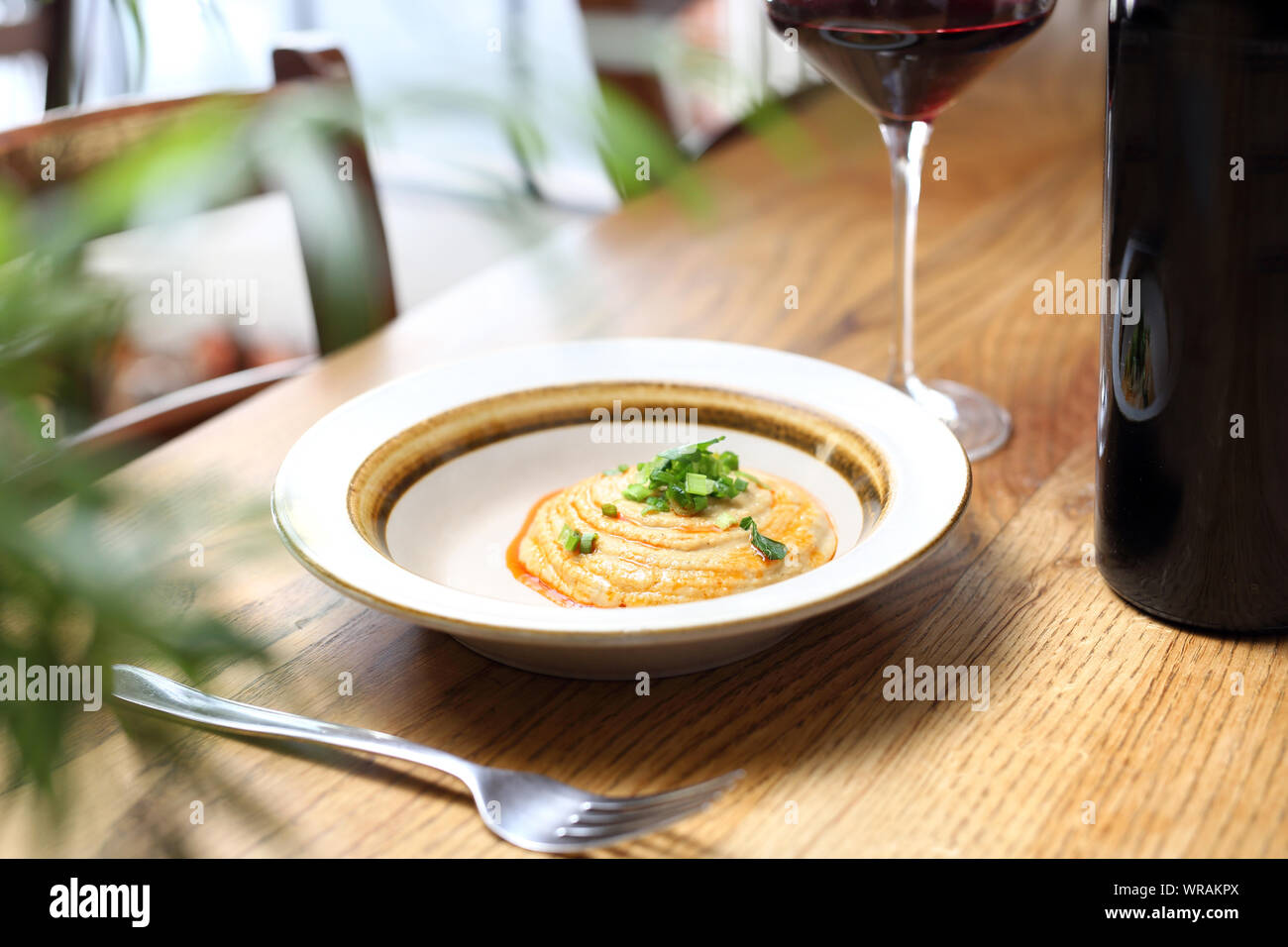 Jüdische Küche - kichererbse einfügen und gerösteten Zwiebel. Stockfoto