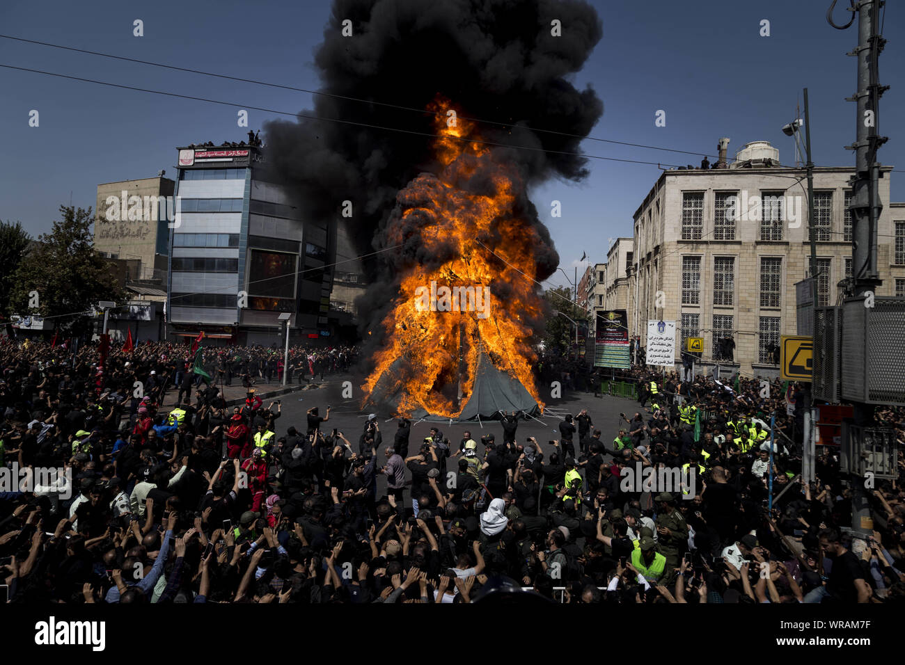 Teheran, Teheran, Iran. 10 Sep, 2019. Iraner brennen ein Zelt, wie Sie an der Ashura Zeremonien in Teheran, Iran. Die ashura Tag gedenkt dem Tod Jubiläum des dritten Schiitischen Imam Hussein, der war der Enkel von muslimischen Propheten Muhammed. Ashura ist der Höhepunkt der zehn Tage der Trauer, wenn schiitische Muslime trauern um den Tod von Imam Hussein, deren Heiligtum ist in Kerbala im Süden des Irak. Credit: rouzbeh Fouladi/ZUMA Draht/Alamy leben Nachrichten Stockfoto