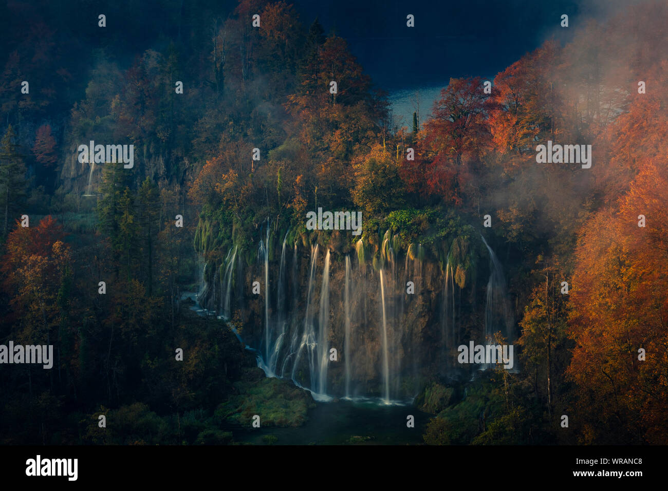 Berühmten Wasserfall im Nationalpark Plitvice. Die Schönheit der Erde erkunden. Mystic und bunten Herbst Wälder. Stockfoto