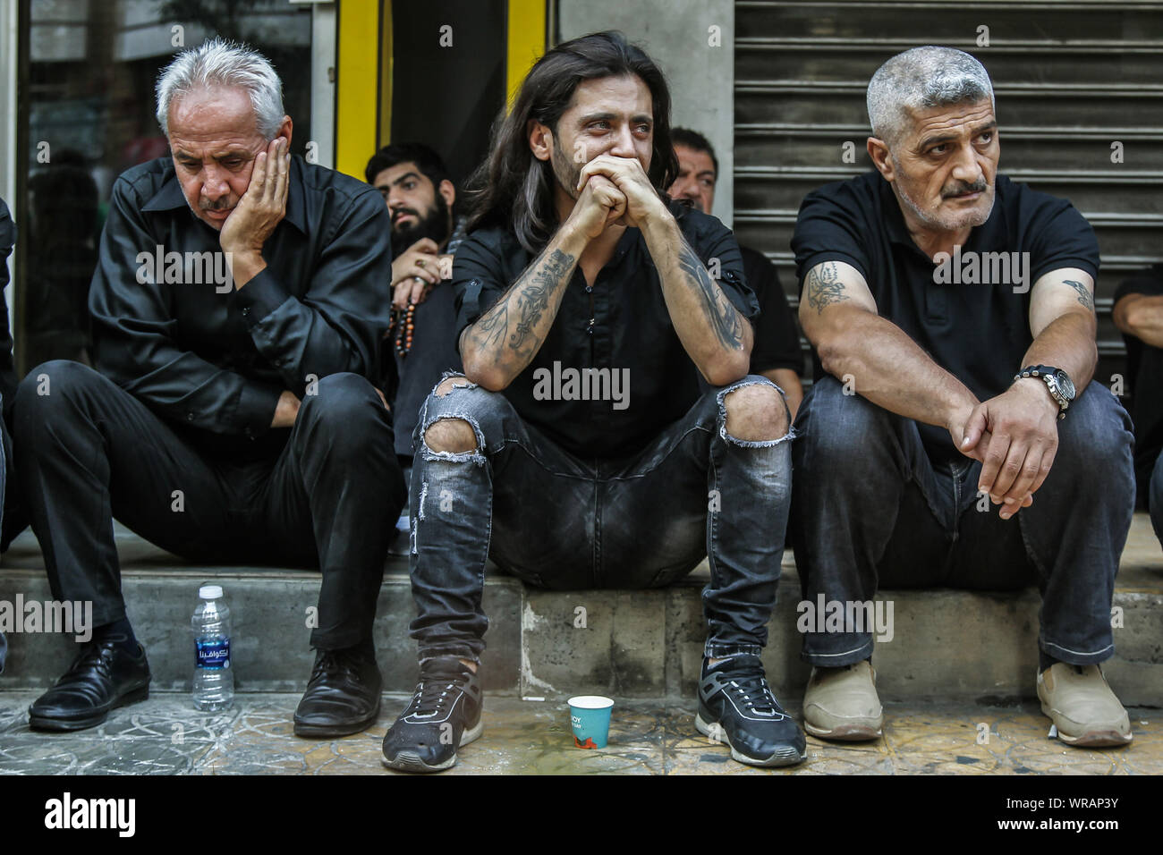 Beirut, Libanon. 10 Sep, 2019. Ein Unterstützer der Hisbollah Die schiitische, pro-iranische politische Partei und militanten Gruppe, weint, während eine religiöse Prozession, in Beirut · s südlichen Vorort, der Tag der Ashura, der auf der zehnten Muharram, im ersten Monat im Islamischen Kalender fällt zu markieren. Quelle: dpa Picture alliance/Alamy leben Nachrichten Stockfoto