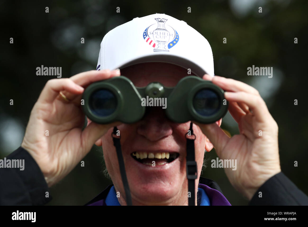 Ein Kurs freiwillige sieht mit seinem Fernglas während der Vorschau Tag zwei des Solheim Cup 2019 in Gleneagles Golf Club, Auchterarder. Stockfoto