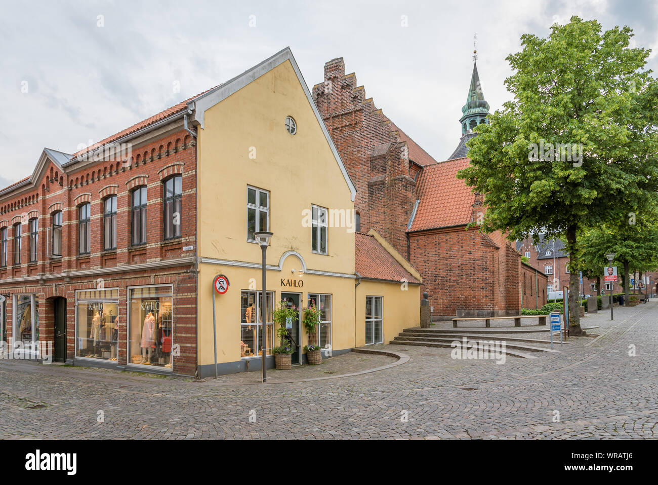Ein altes gelbes Haus an einem Platz in der Altstadt von Svendborg, Dänemark, 10. Juli 2019 Stockfoto
