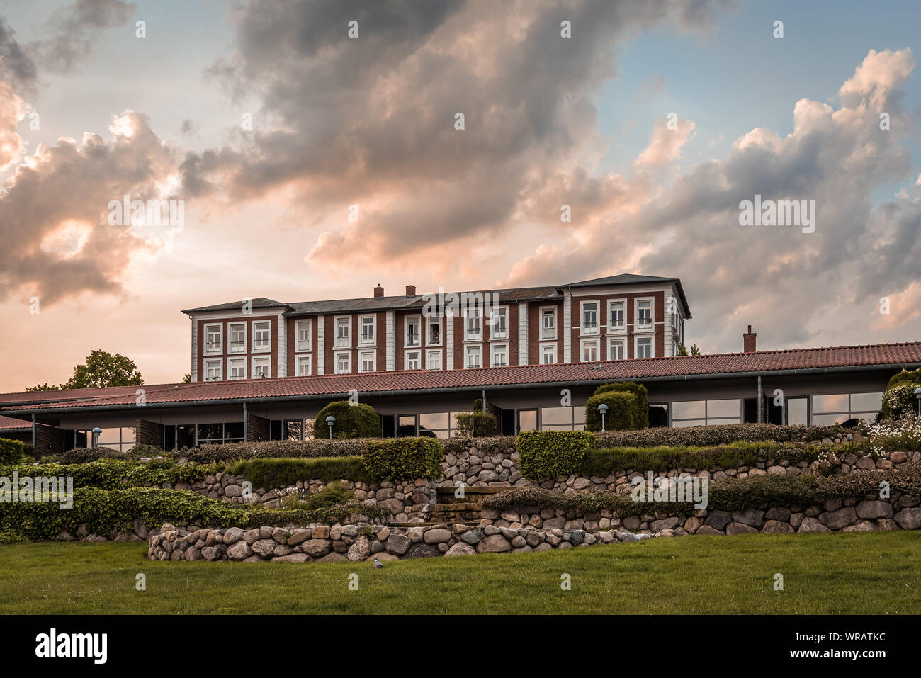 Christiansminde ein Konferenzhotel in den Sonnenuntergang 2 km von, Svendborg, Dänemark, 10. Juli 2019 Stockfoto