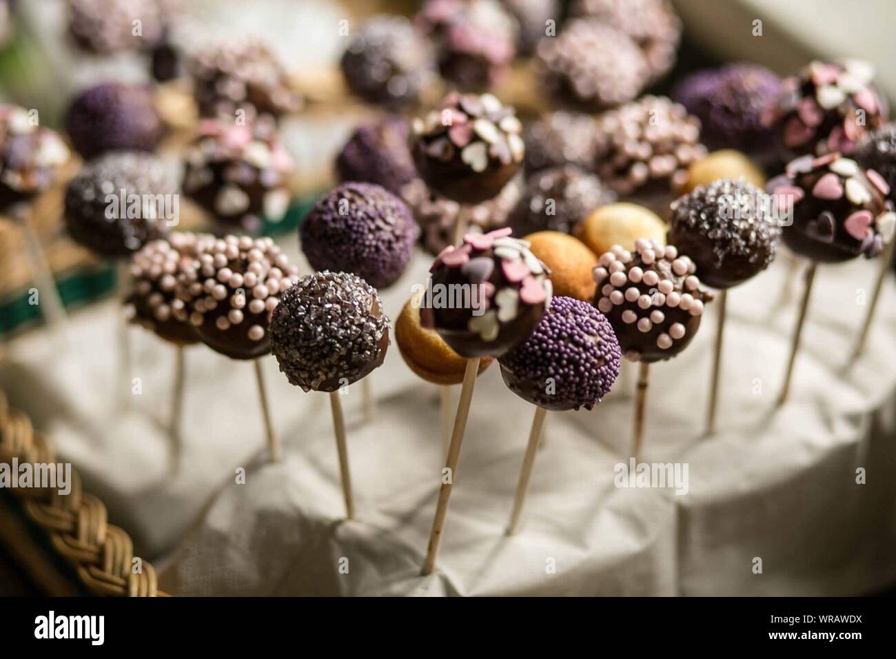 Chocolate lollies -Fotos und -Bildmaterial in hoher Auflösung – Alamy