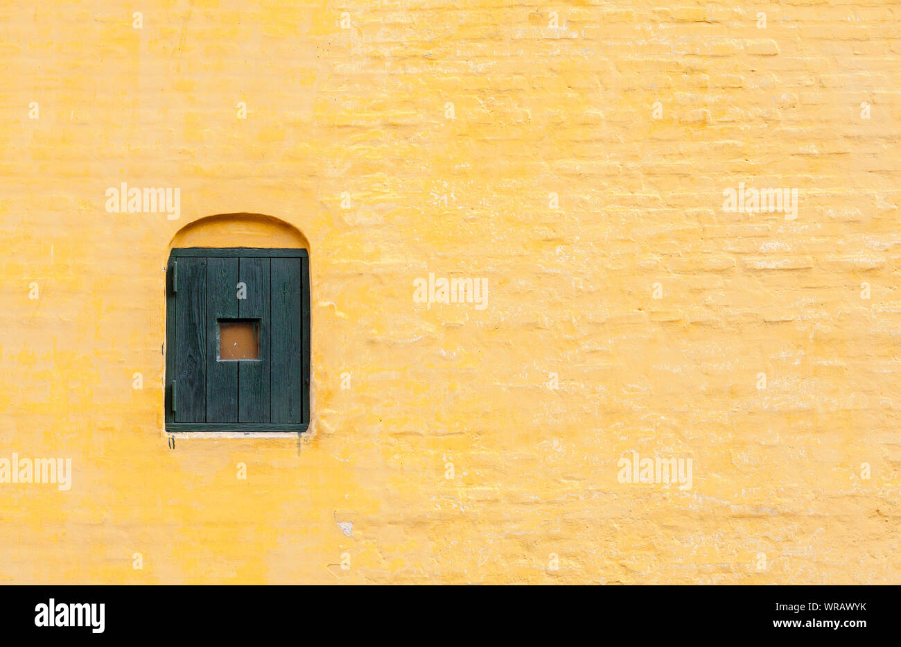 Gelbe Wand eines alten Hauses in Arhus, Dänemark Stockfoto