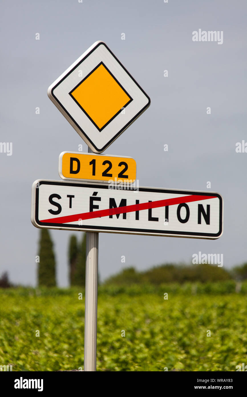 Stadt von Saint Emilion, Frankreich. Malerische Aussicht auf eine Französische Straße am nördlichen Stadtrand von Saint Emilion. Stockfoto