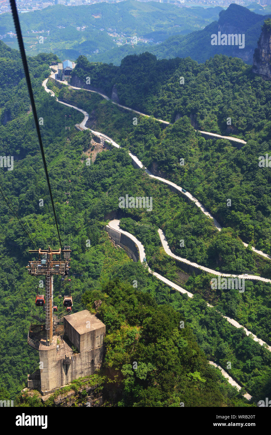 Eine Luftaufnahme der Gebirgsstrasse "Tongtian Avenue' in Tianmen Mountain Scenic Spot in Niagara-on-the-Lake City, Central China Provinz Hunan, Jul. Stockfoto