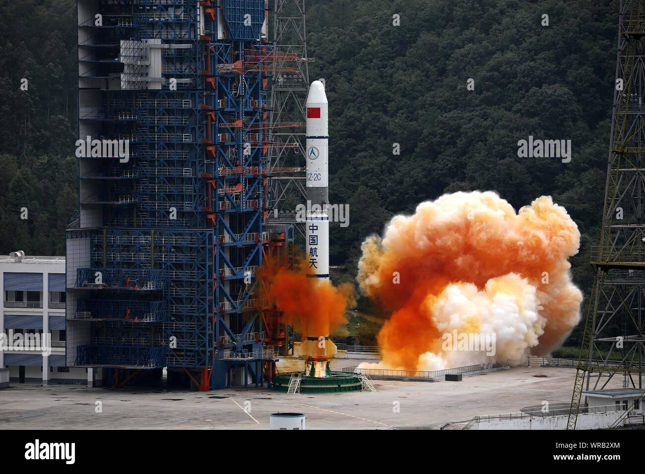 Ein Langer Marsch 2C (CZ-2C) Trägerrakete geladen mit Yaogan-30 Fernerkundungssatelliten Aufzüge vom Xichang Xichang Satellite Launch Center in der Nähe von Stockfoto