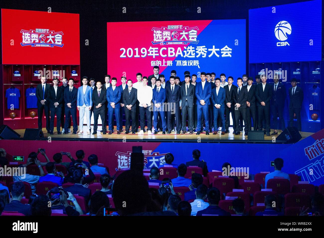 Chinesischen Basketballstar Yao Ming, zurück, Vorsitzender der Chinesischen Basketball-liga (CBA), und NBA-Star Jeremy Lin, 13. Vorne links, posieren mit Cand. Stockfoto