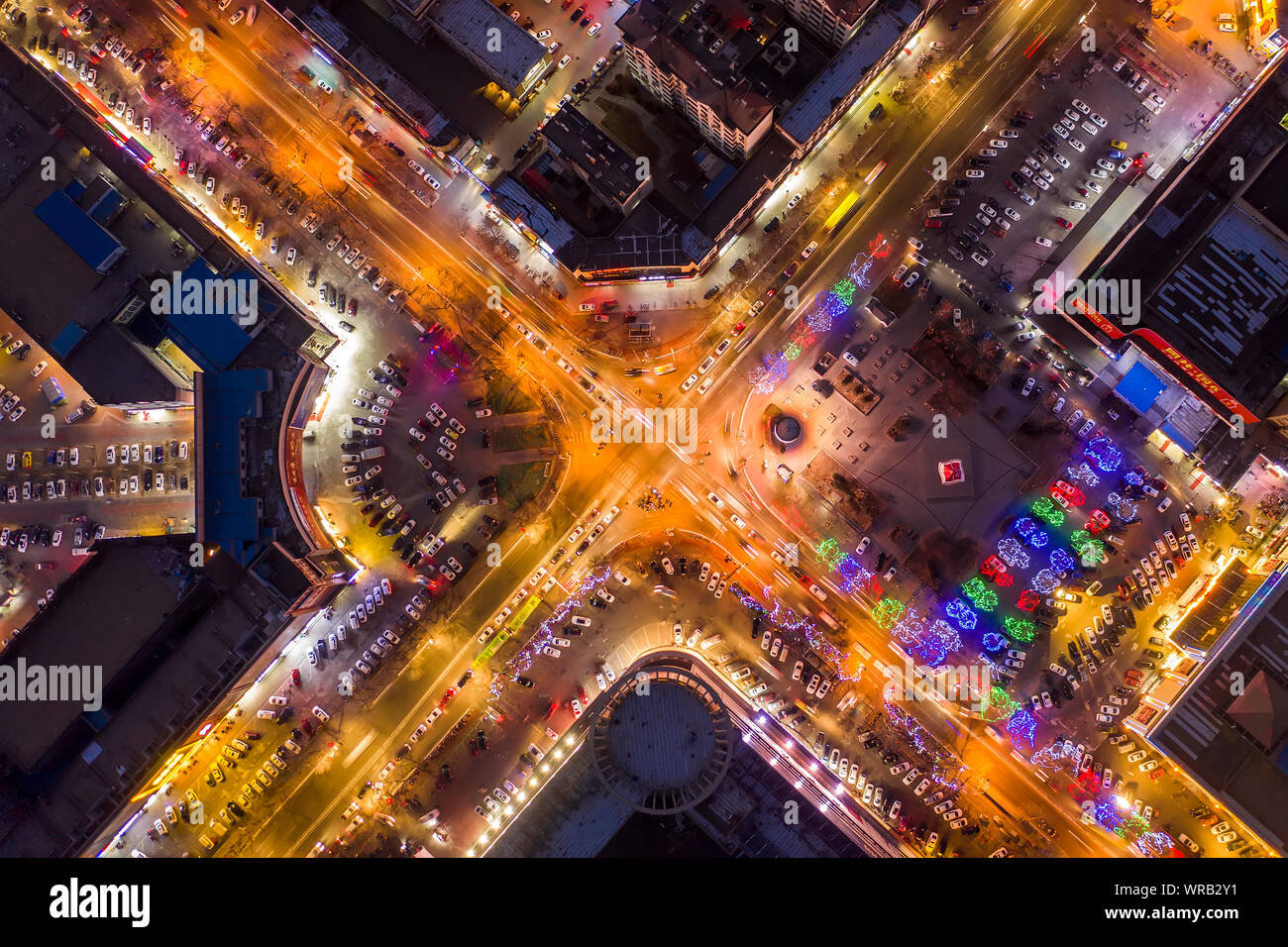 Eine Antenne Nacht Blick auf eine Kreuzung in einem Geschäftsviertel in Binzhou Stadt, der ostchinesischen Provinz Shandong, 22. Januar 2019. Stockfoto